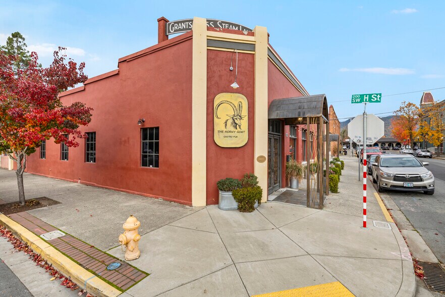 234 SW 5th St, Grants Pass, OR à vendre - Photo de l’immeuble – Image 2 sur 37