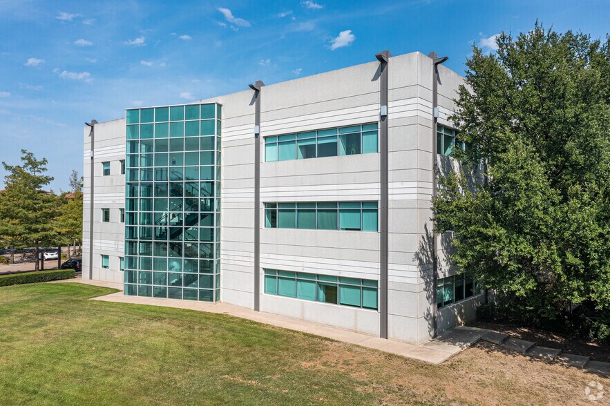 100 E Royal Ln, Irving, TX à louer - Photo de l’immeuble – Image 2 sur 14