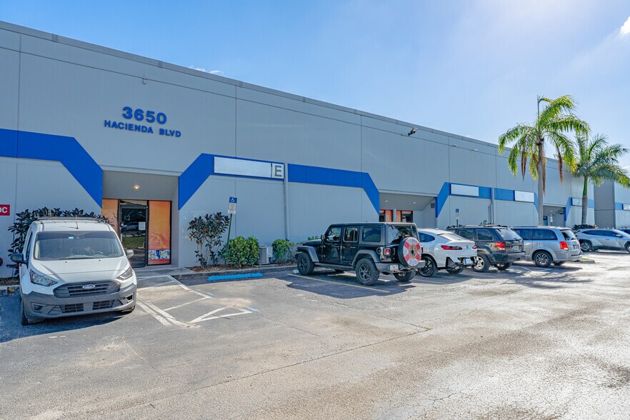 3650 Hacienda Blvd, Davie, FL à louer - Photo de l’immeuble – Image 3 sur 5