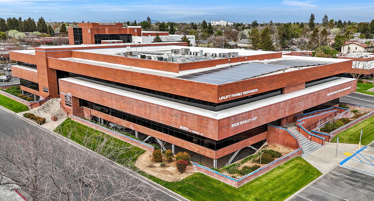 6051 N Fresno St, Fresno, CA à louer Photo principale– Image 1 sur 11