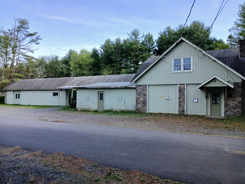 112 Print Shop Rd, Pocono Pines, PA à louer - Photo de l’immeuble – Image 2 sur 2