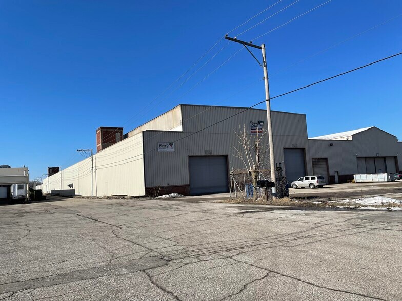 11 Pine Lake Ave, La Porte, IN à louer - Photo de l’immeuble – Image 3 sur 9