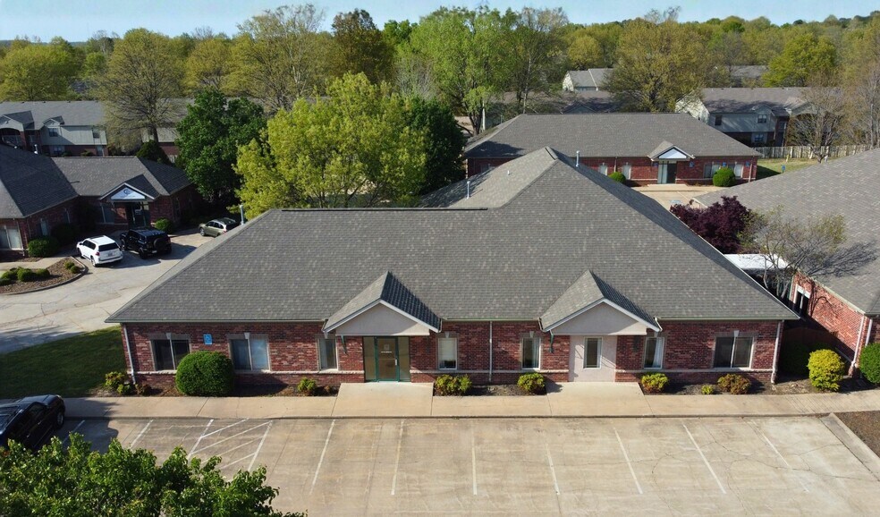 60 W Sunbridge Dr, Fayetteville, AR à louer - Photo de l’immeuble – Image 1 sur 5
