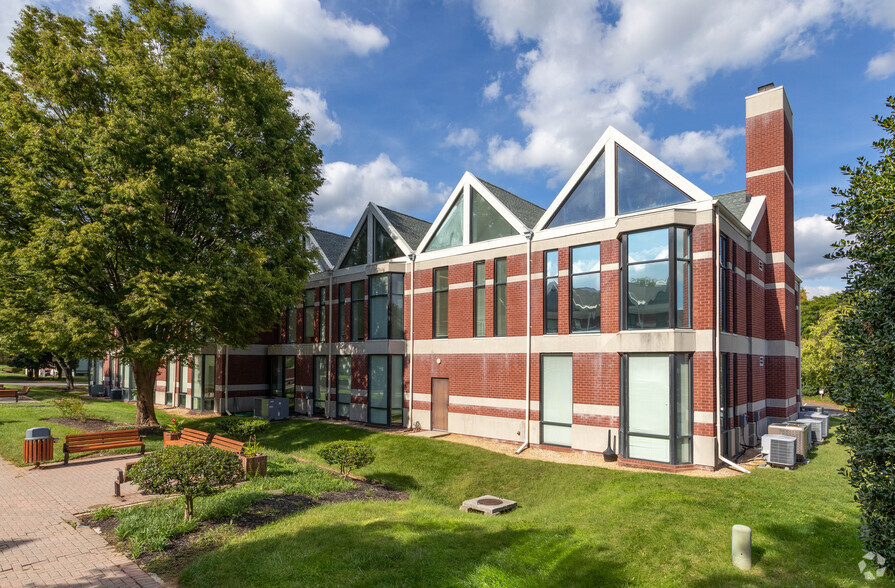 2 Reservoir Cir, Pikesville, MD à louer - Photo de l’immeuble – Image 1 sur 4