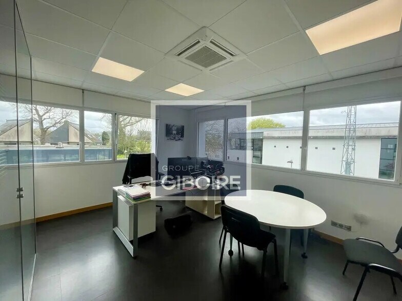 Bureau dans Saint-Grégoire à louer - Photo de l’immeuble – Image 2 sur 3