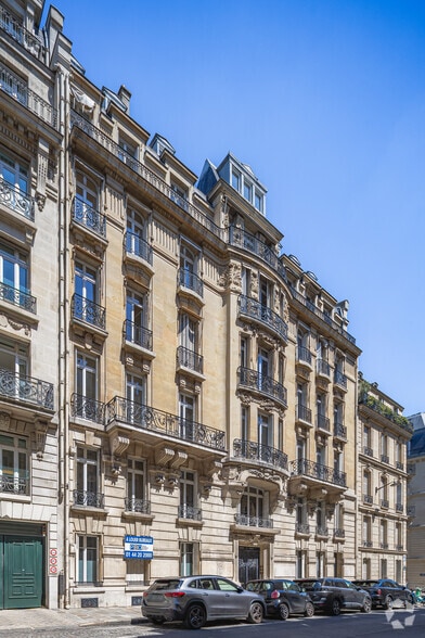 42 Rue De Lisbonne, Paris à louer - Photo de l’immeuble – Image 2 sur 2