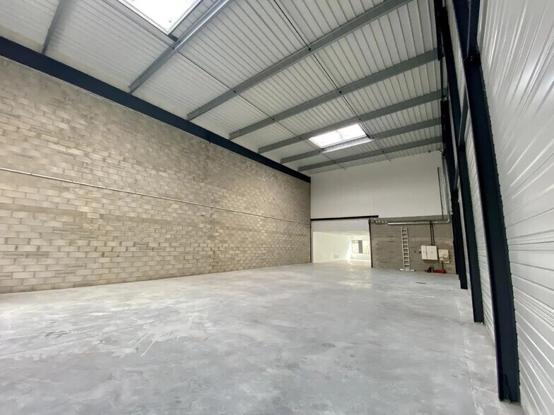 Local d’activités dans Saint-Pierre-du-Perray à louer - Photo intérieure – Image 3 sur 9