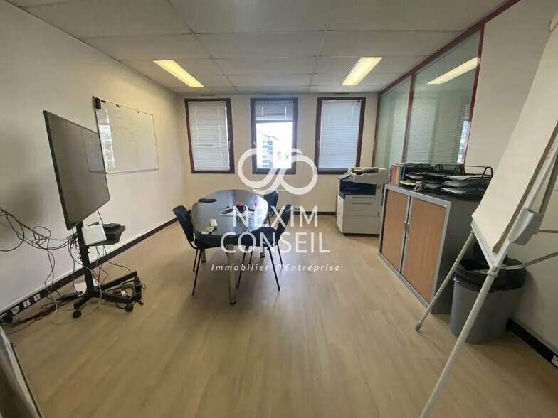 Bureau dans Colombes à louer - Photo de l’immeuble – Image 1 sur 5