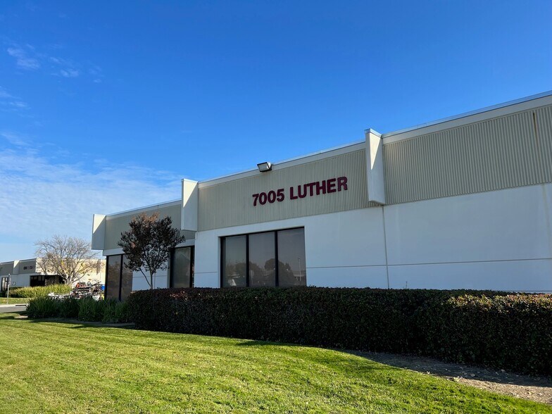 7005 Luther Dr, Sacramento, CA à louer - Photo principale – Image 1 sur 1
