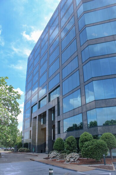 6410 Poplar Ave, Memphis, TN à louer - Photo de l’immeuble – Image 2 sur 13