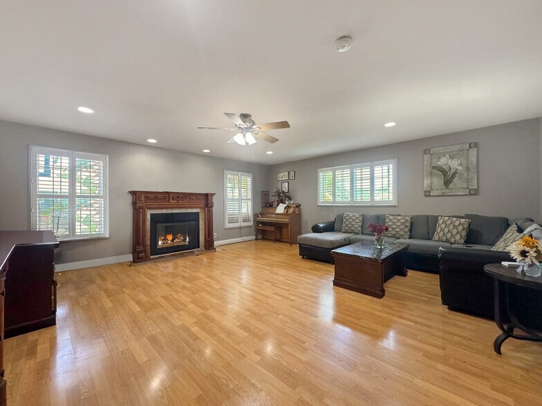 15332 Shasta Ln, Huntington Beach, CA à vendre - Photo de l’immeuble – Image 3 sur 34