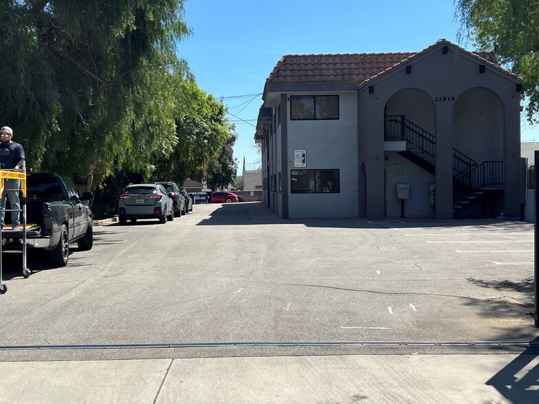 21818 Craggy View St, Chatsworth, CA à louer - Photo de l’immeuble – Image 1 sur 2