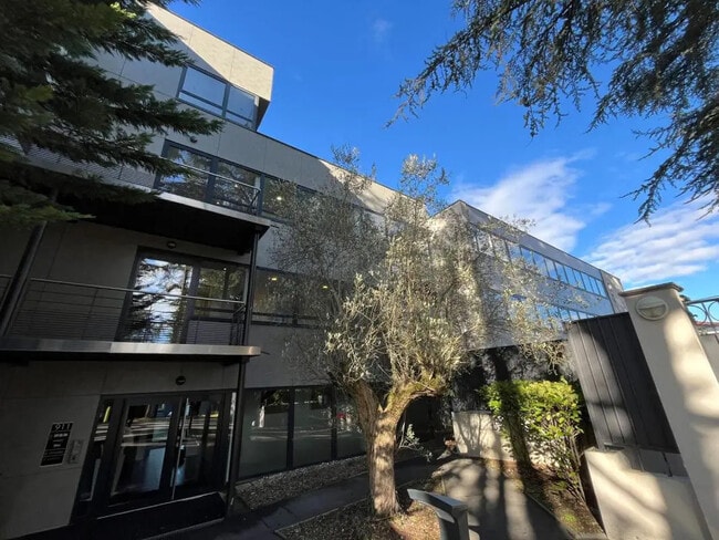 Plus de détails pour 11 Chemin Des Petites Brosses, Caluire-et-Cuire - Bureau à louer