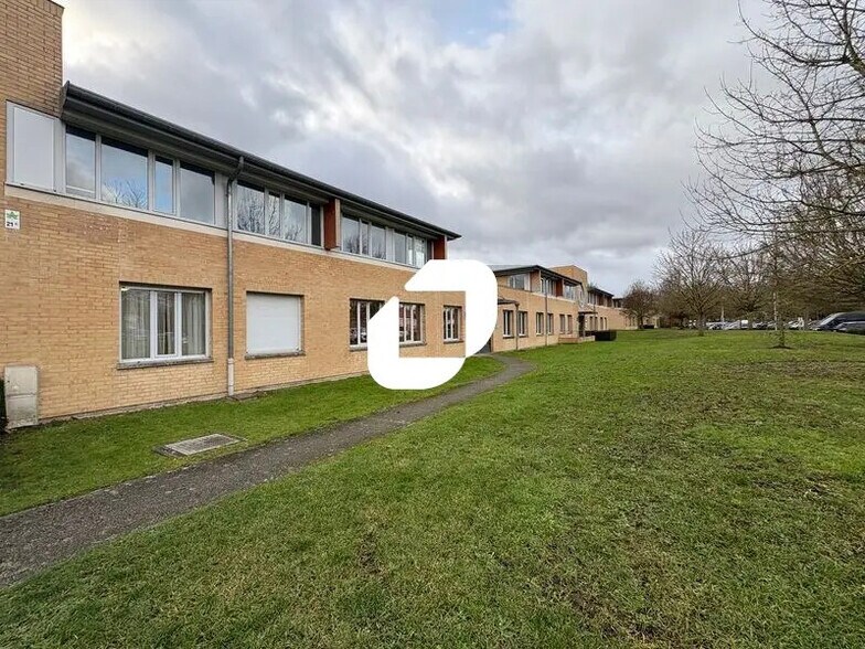 Bureau dans Voisins-le-Bretonneux à louer - Photo de l’immeuble – Image 1 sur 14