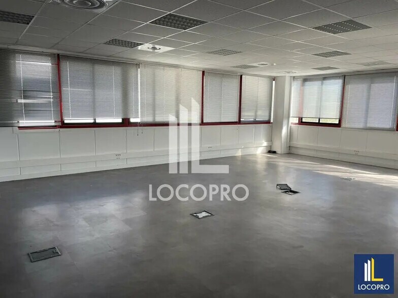 Bureau dans La Ciotat à louer - Photo de l’immeuble – Image 3 sur 9