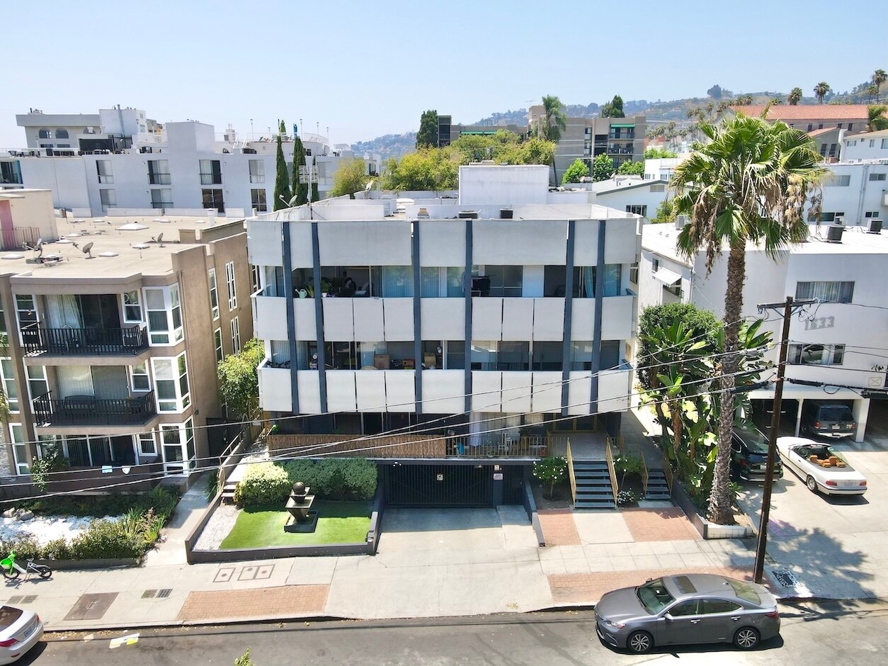 1627 N Poinsettia Pl, Los Angeles, CA à vendre Photo de l’immeuble– Image 1 sur 15