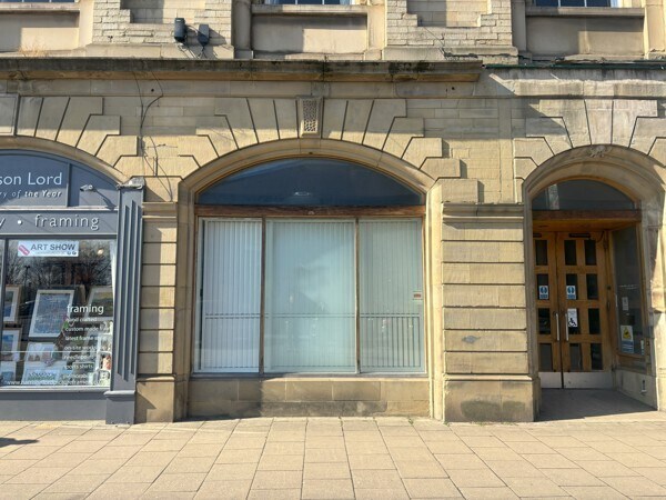 7 Bradford Rd, Brighouse à louer Photo de l’immeuble– Image 1 sur 2