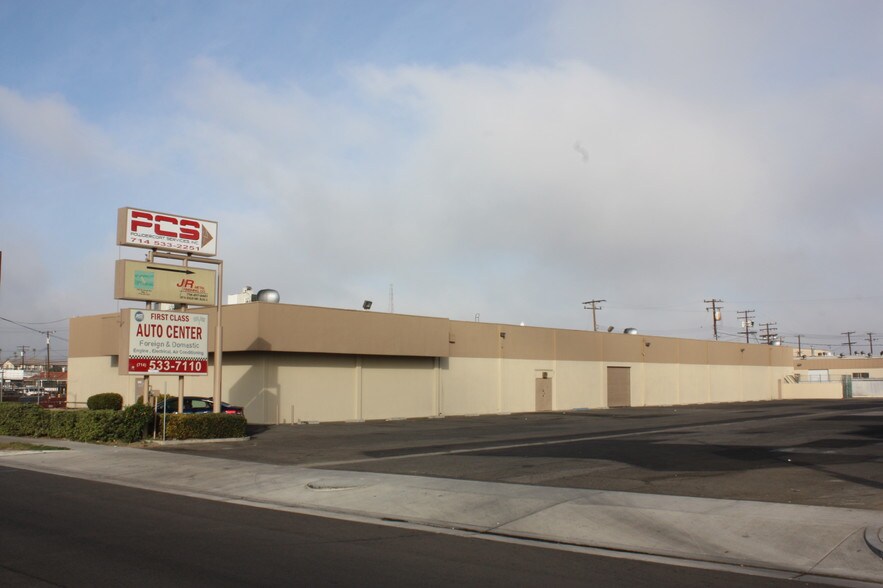 1751 W Lincoln Ave, Anaheim, CA à louer - Photo de l’immeuble – Image 3 sur 4