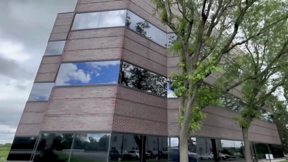 2458 Old Dorsett Rd, Maryland Heights, MO à louer - Vidéo sur l’annonce professionnelle – Image 2 sur 4