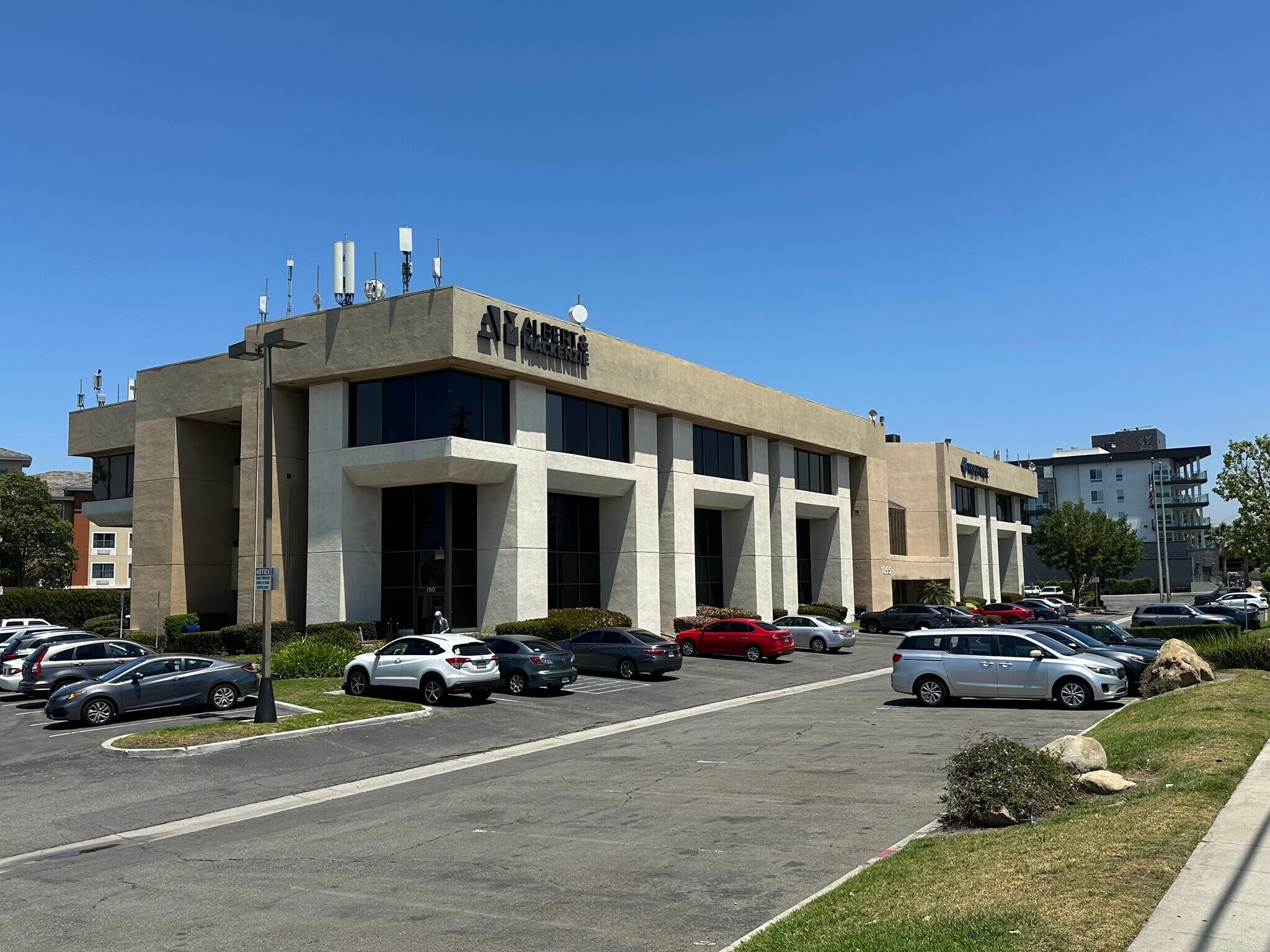 1855 W Katella Ave, Orange, CA à louer Photo principale– Image 1 sur 70