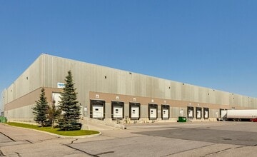 10725 25th St NE, Calgary, AB à louer Photo de l’immeuble– Image 2 sur 2