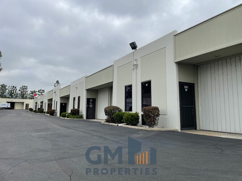 351-371 Oak Pl, Brea, CA à louer - Photo de l’immeuble – Image 2 sur 5