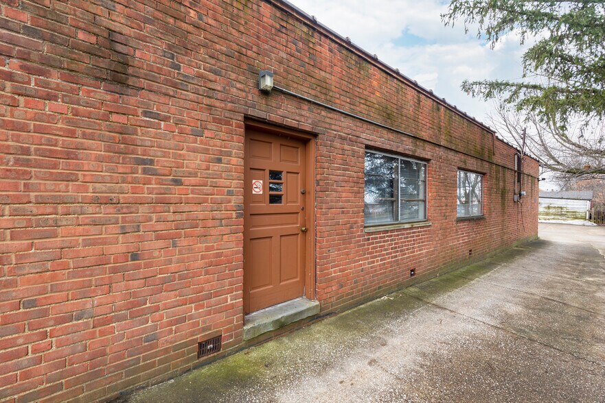 1962 Warrensville Center Rd, Cleveland, OH à louer - Photo de l’immeuble – Image 3 sur 11