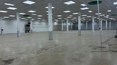 253-01 Rockaway Blvd, Rosedale, NY à louer Photo intérieure– Image 2 sur 9