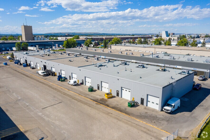 920 28th St NE, Calgary, AB à louer - Photo de l’immeuble – Image 1 sur 2