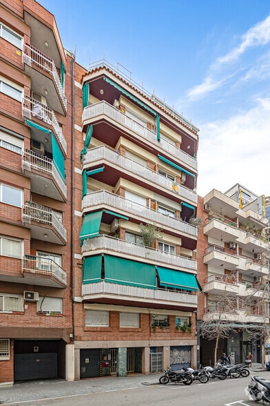 Immeuble residentiel dans Barcelone, Barcelona à vendre - Photo principale – Image 1 sur 1