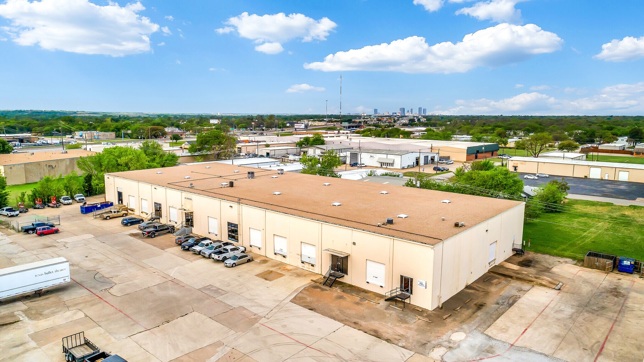 2355 Pecan Ct, Haltom City, TX à louer Photo principale– Image 1 sur 35