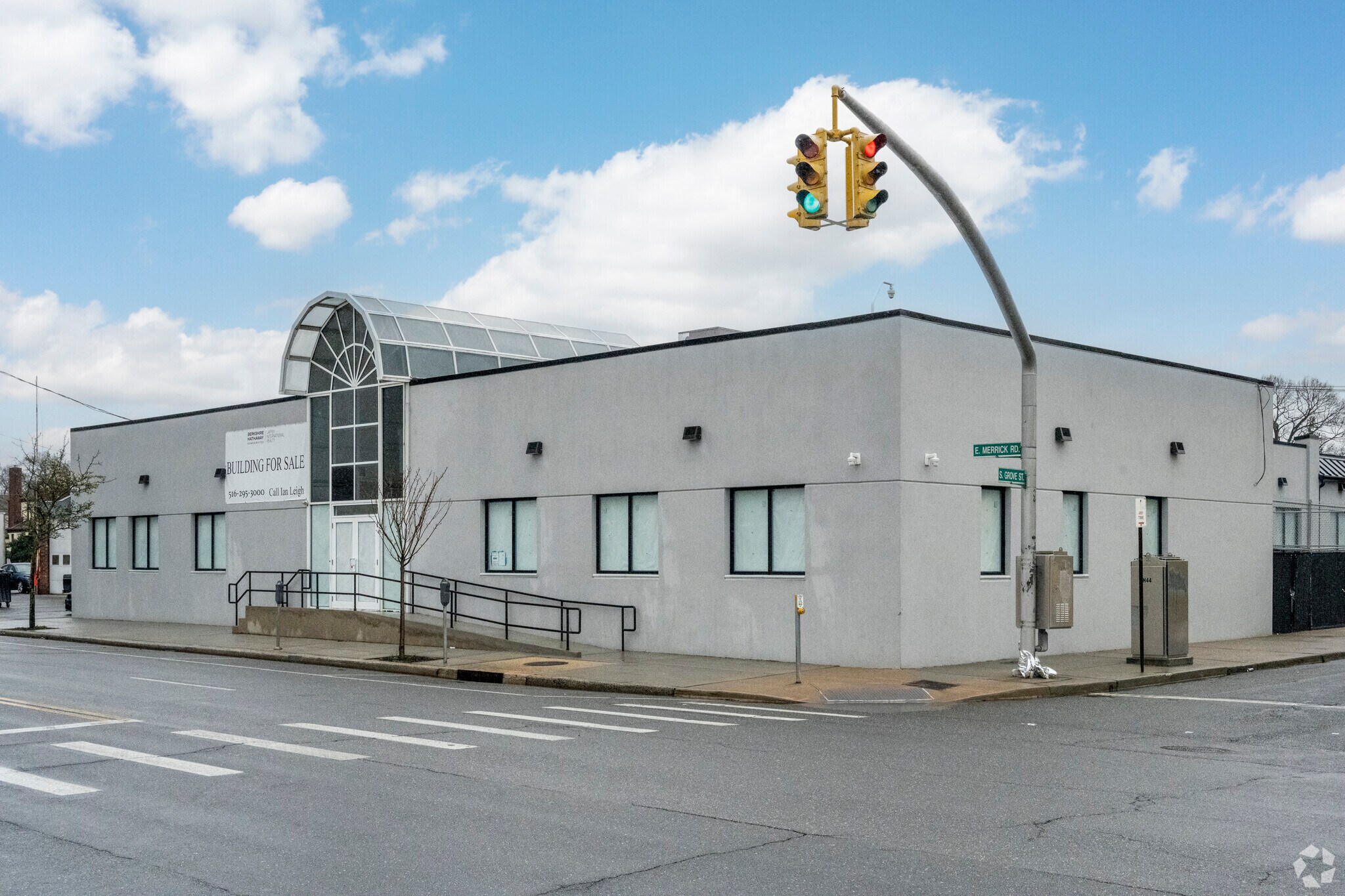 40 E Merrick Rd, Valley Stream, NY à louer Photo principale– Image 1 sur 18