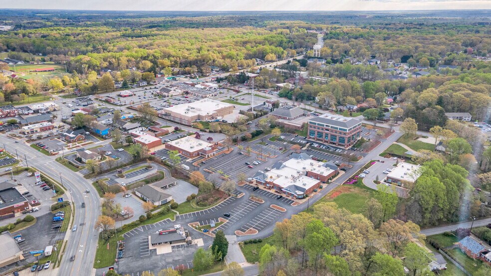 435 Dolley Madison Rd, Greensboro, NC à louer - Photo de l’immeuble – Image 2 sur 7