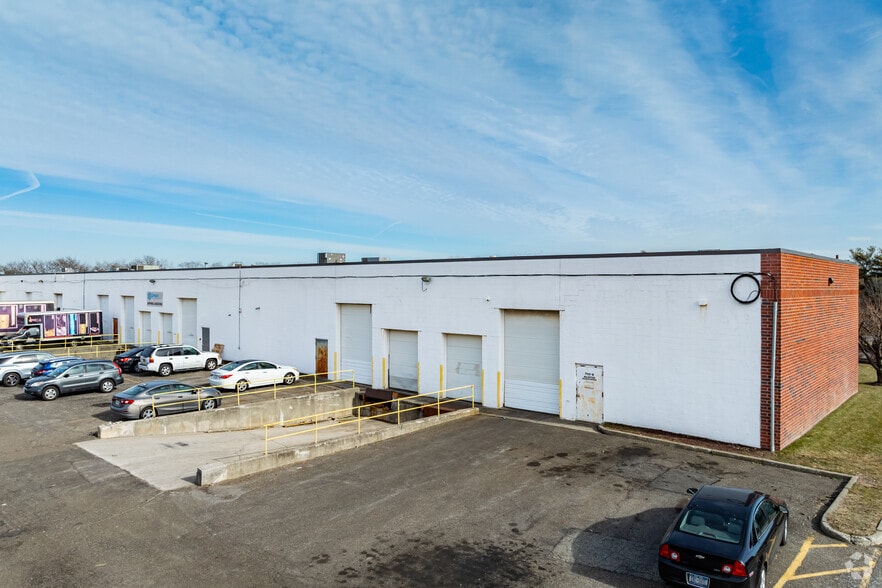 710 Union Pky, Ronkonkoma, NY à vendre - Photo de l’immeuble – Image 2 sur 15