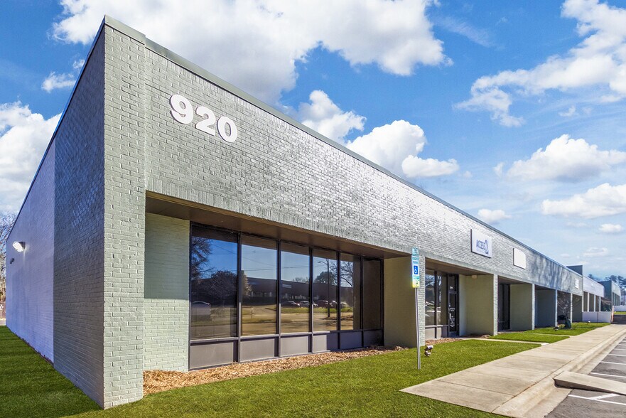920 Blairhill Rd, Charlotte, NC à louer - Photo de l’immeuble – Image 2 sur 5
