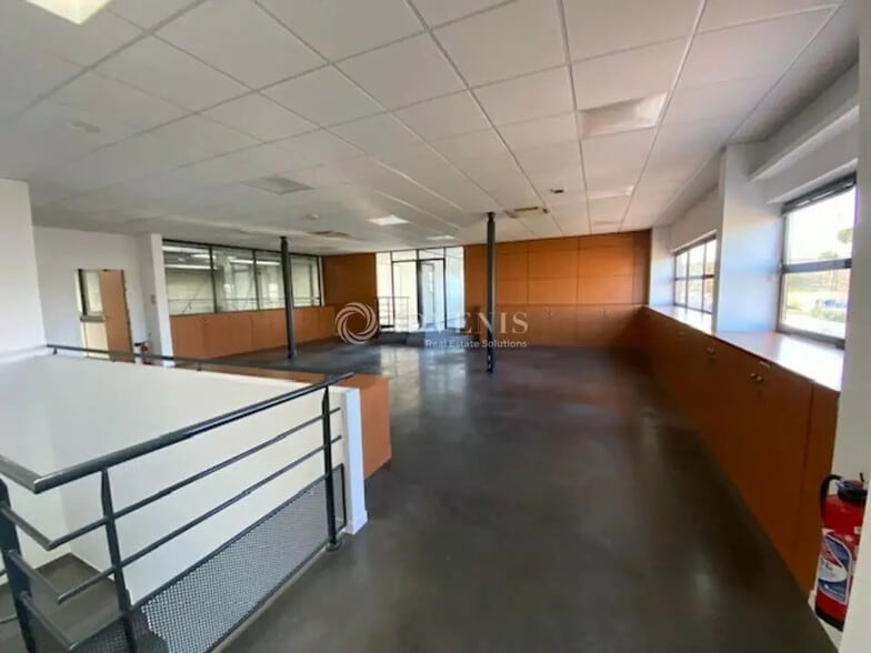 Local d’activités dans Poissy à louer - Photo de l’immeuble – Image 3 sur 12