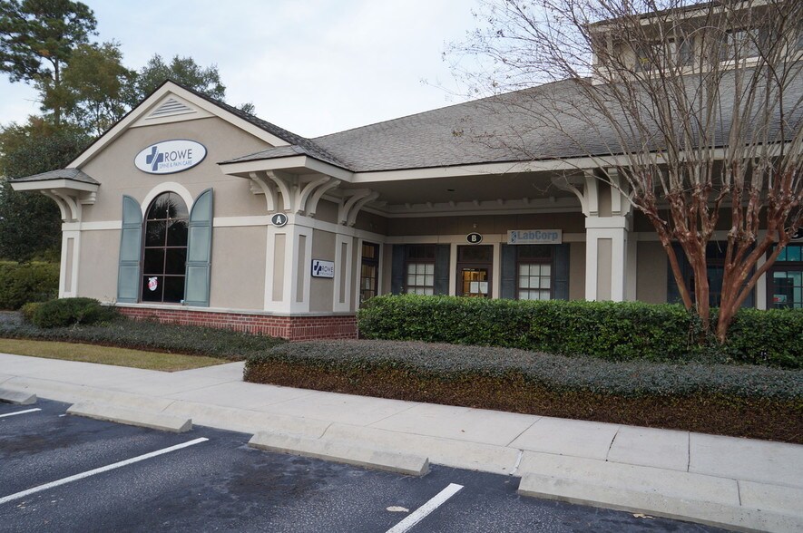 18 Oak Forest Rd, Bluffton, SC à louer - Photo de l’immeuble – Image 2 sur 6