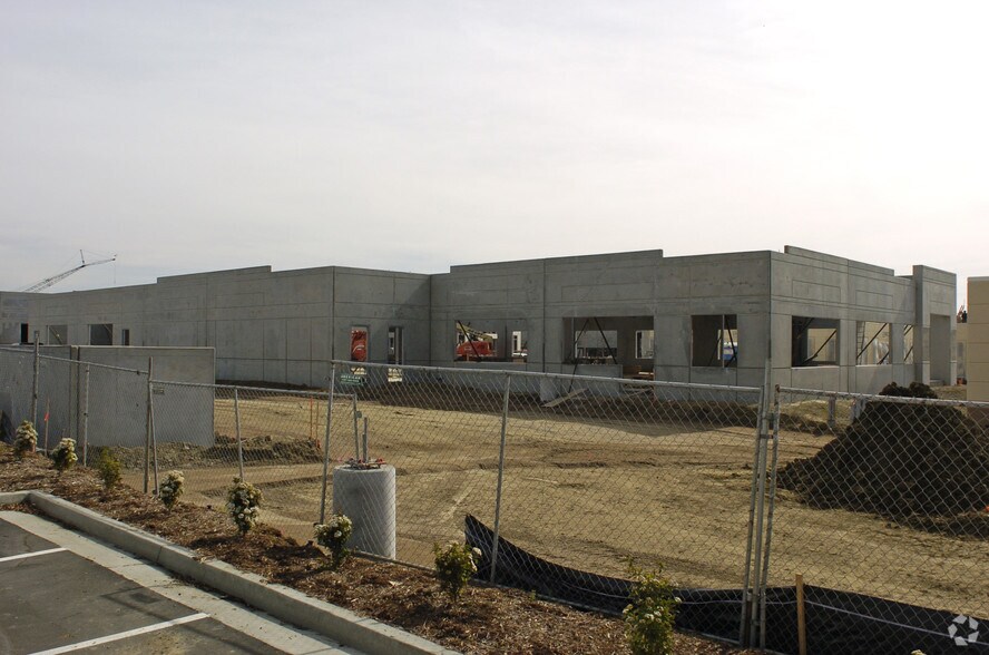 2214 Faraday Ave, Carlsbad, CA à louer - Photo de l’immeuble – Image 3 sur 9
