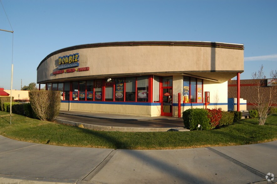 901-939 W Avenue J, Lancaster, CA à louer - Photo de l’immeuble – Image 2 sur 10