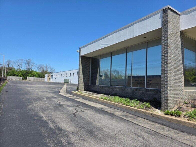 750 Trumbull Dr, Pittsburgh, PA à louer - Photo de l’immeuble – Image 2 sur 28