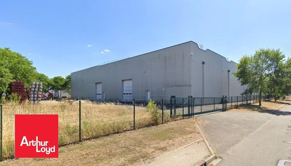 Local d’activités dans Dreux à louer - Photo de l’immeuble – Image 2 sur 3