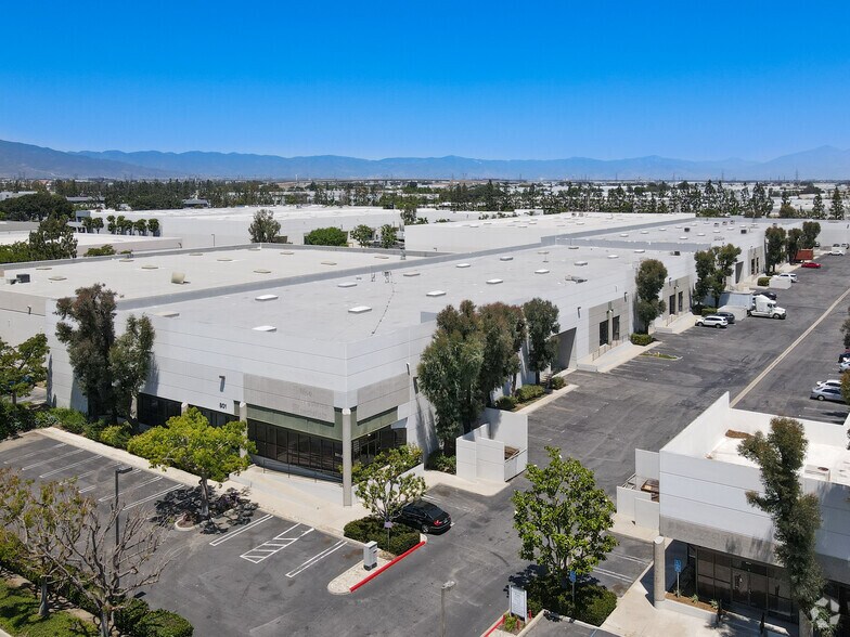 801 S DuPont Ave, Ontario, CA à louer - Photo de l’immeuble – Image 1 sur 11
