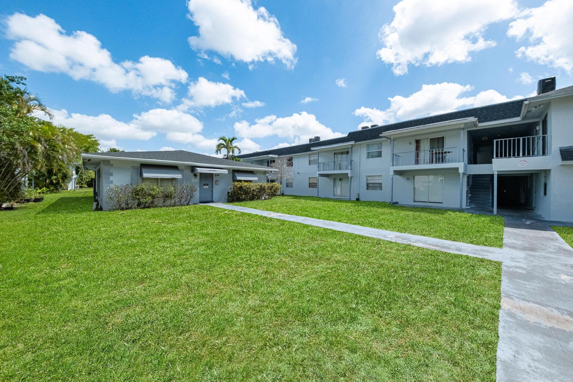 2221 NW 58th Ave, Lauderhill, FL à vendre Photo de l’immeuble– Image 1 sur 41