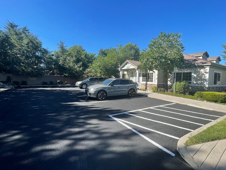 875 Roberta Ln, Sparks, NV à louer - Photo de l’immeuble – Image 3 sur 11