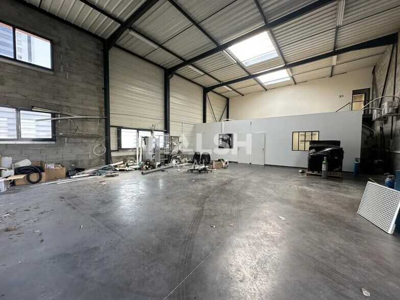 Local d’activités dans Vénissieux à louer - Photo de l’immeuble – Image 3 sur 9