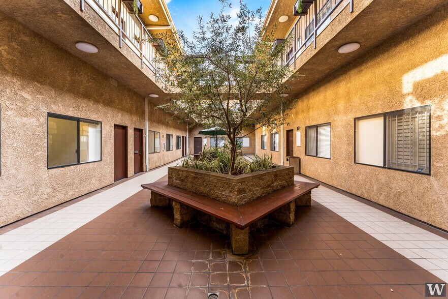 12240 Venice Blvd, Los Angeles, CA à louer - Photo de l’immeuble – Image 2 sur 4