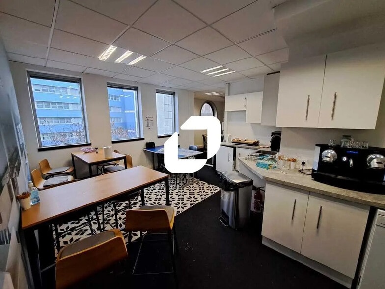 Bureau dans Montreuil à louer - Photo de l’immeuble – Image 2 sur 8