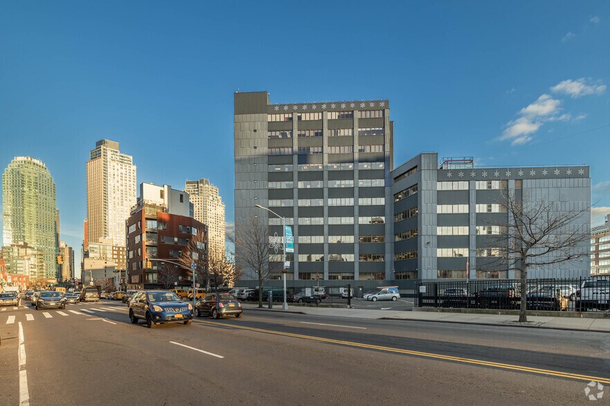 4740 21st St, Long Island City, NY à louer - Photo de l’immeuble – Image 2 sur 5