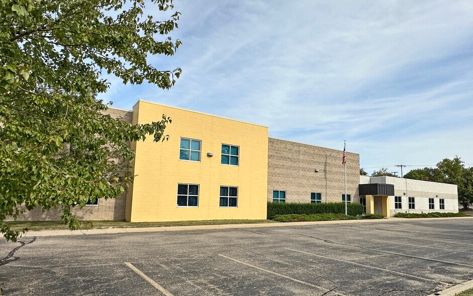 22915 Commerce Dr, Farmington, MI à vendre - Photo de l’immeuble – Image 2 sur 15