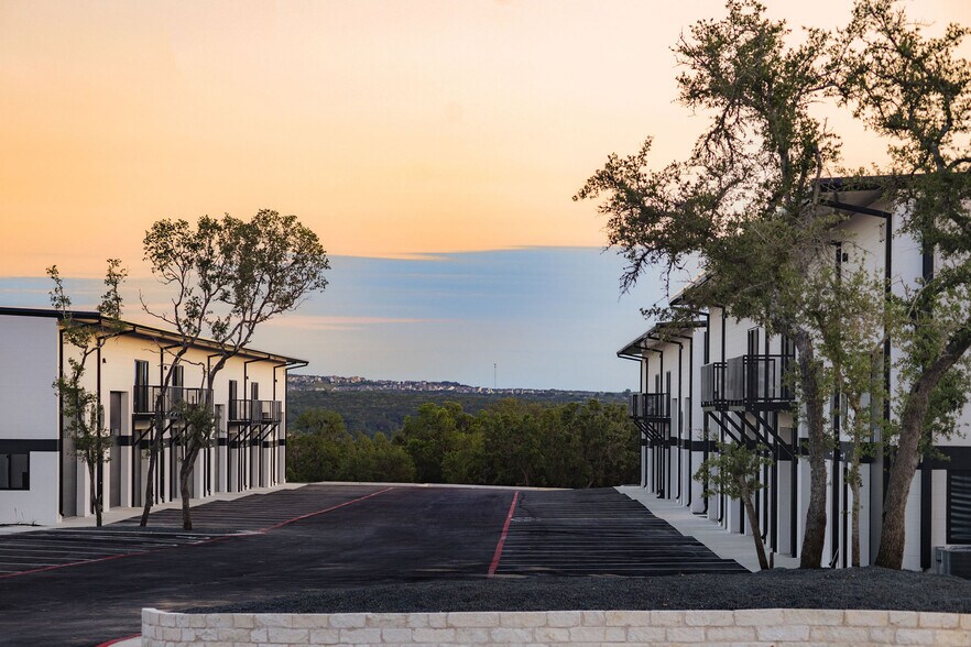 15431 Fitzhugh Rd, Dripping Springs, TX à vendre - Photo de l’immeuble – Image 1 sur 41